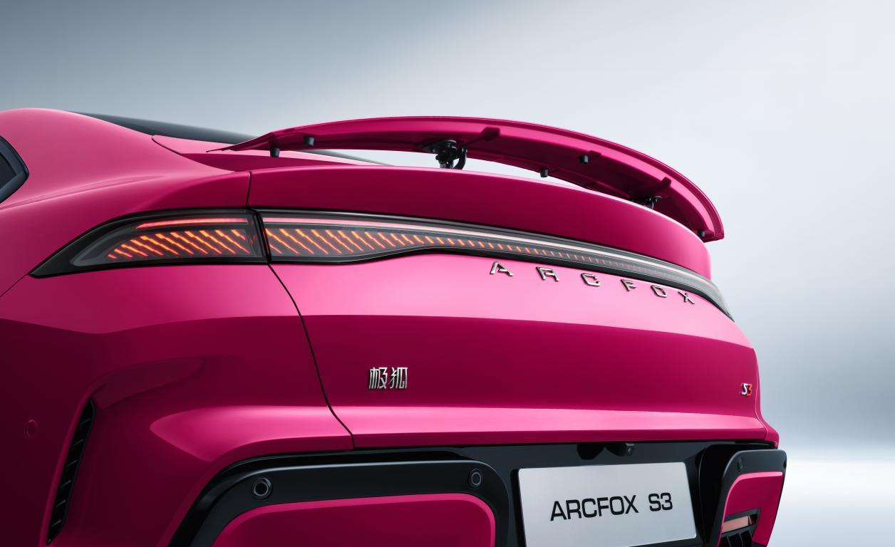 2026北京车展 北京车展上，极狐S3正式开启预售，补贴后预售价6.48万-12