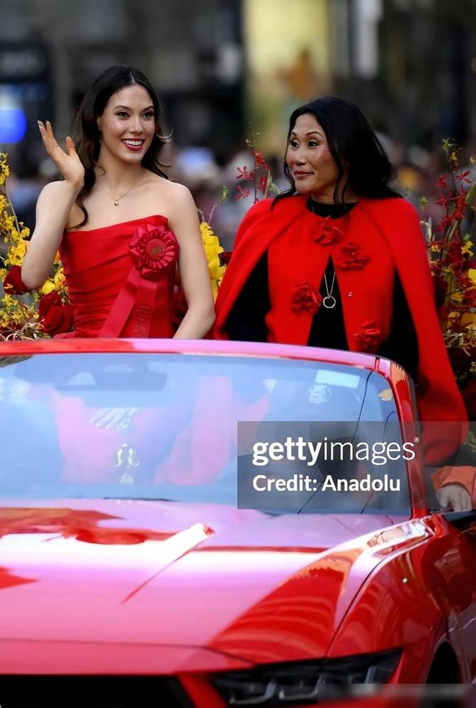 谁敢相信这是谷爱凌她妈？旧金山花车巡游现场，谷燕那张脸黑得发亮，浓黑眼线直接挑到