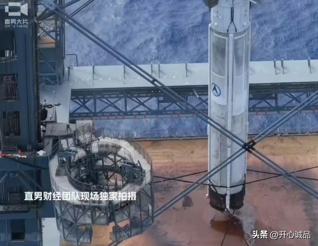好家伙，这角度看得一清二楚了：箭体下部一直被柔性辅助绳索勒/扯住，底部没有自动锁