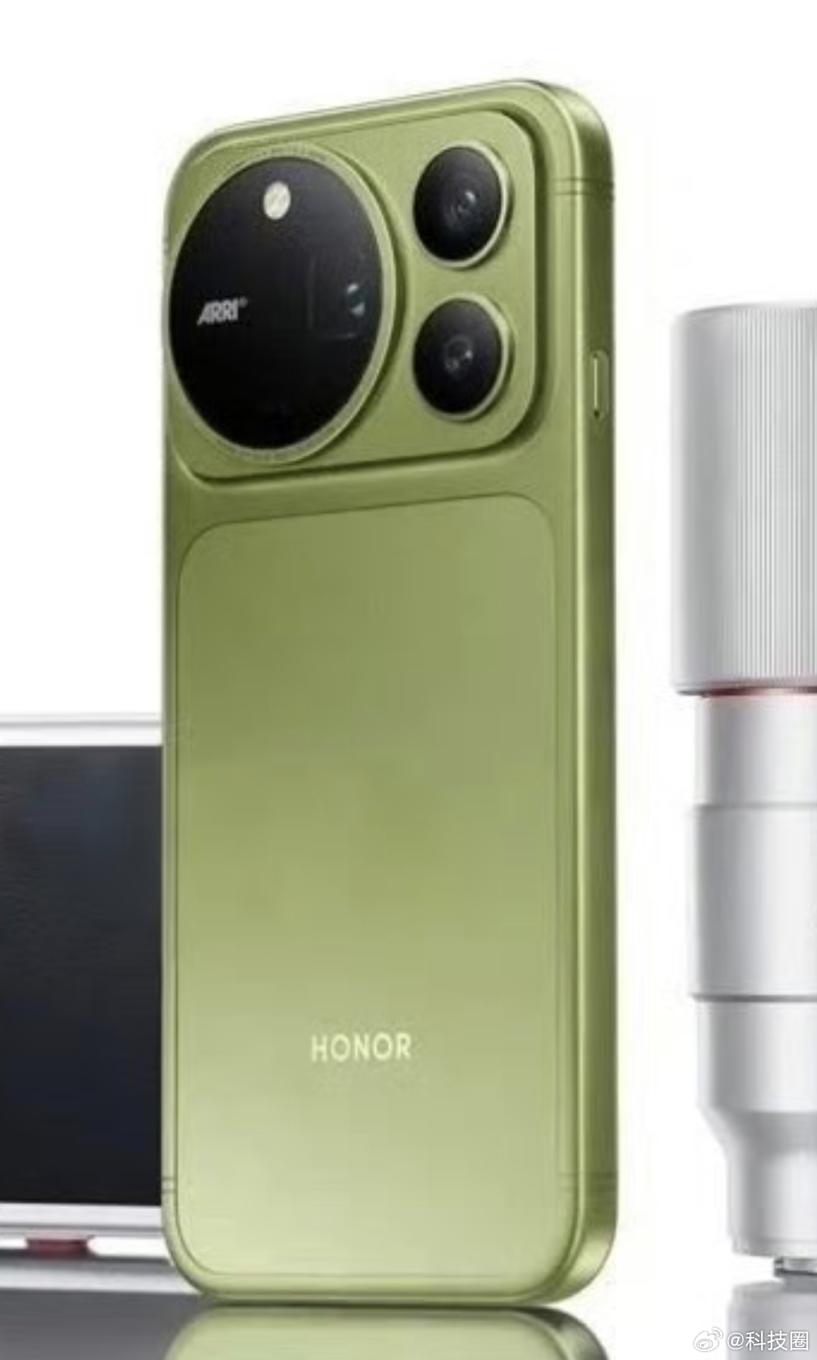 荣耀今年确实是盯着iPhone在狙击，你看前置方形画幅，背部Unibody设计都