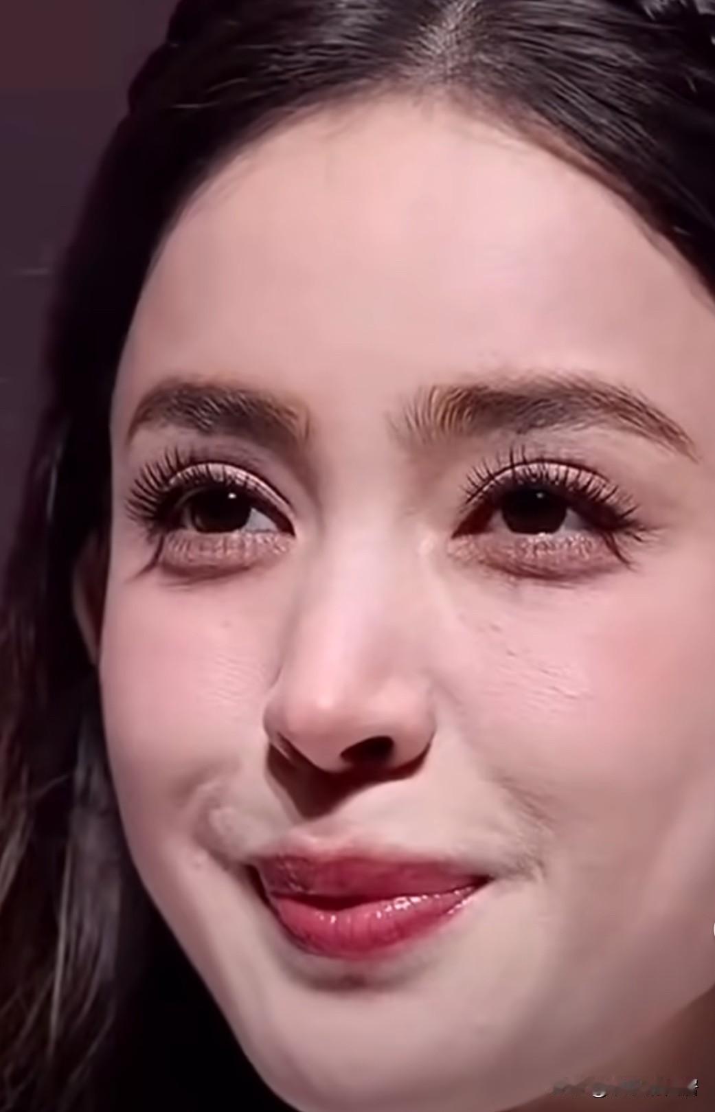这么近的生图可以说皮肤是真的很好了，人怎么完美成这样不光人长得漂亮，皮肤还生的这