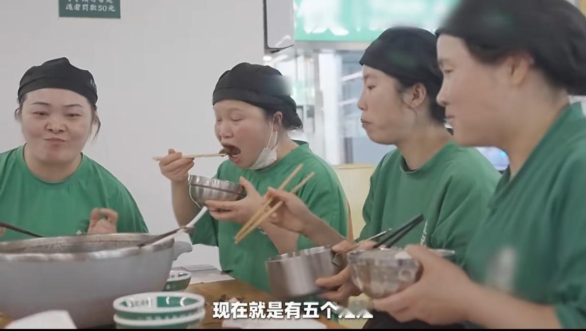 她们把乐山饺子店活成第2个娘家谁说日子过不下去了？乐山这五位妈妈，把医院里的饺子