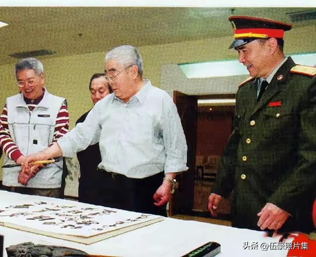 2004年4月，原哈军学院副院长刘居英将军（前中）为国防科技大学题词时的照片。刘