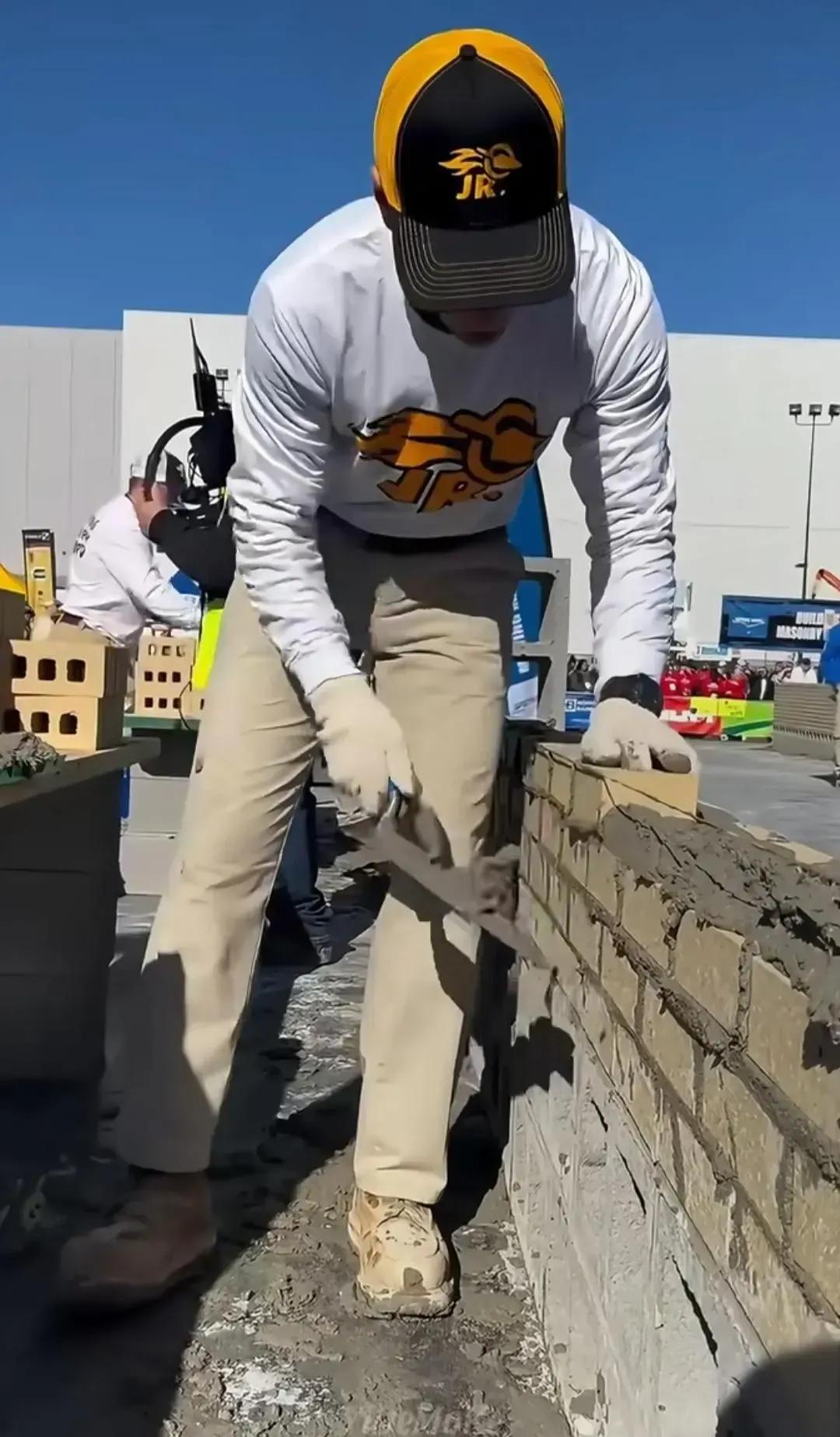 原来美国学生也有砌砖的课，真是大开眼界了！