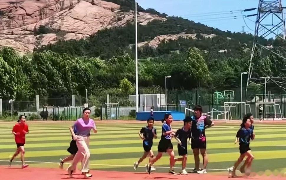 陈梦罚学员跑一万米训练大课不认真，集体罚跑一万米，陈梦校长以身作则，一起陪跑。 