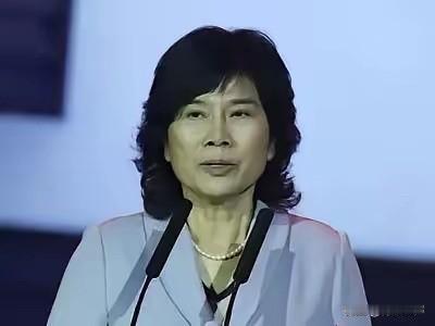 董明珠这回是真低头了。欧洲热浪烧到40度，中国空调卖疯了，美的海信TCL赚得盆满