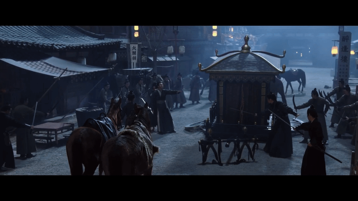 上一秒美人计下一秒要你命五媚前一秒还楚楚可怜依偎在屋引翀怀里，下一秒就把刀架上他