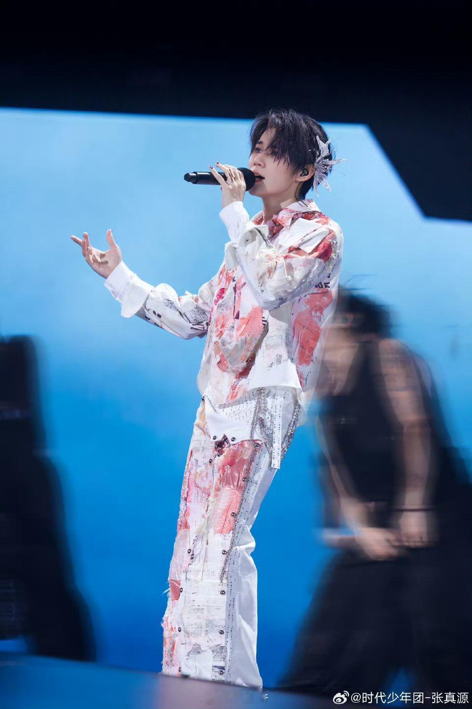 张真源曾因健康问题导致练习时间压缩 张真源第四天演唱会后的状态🈶张真源在凌晨发