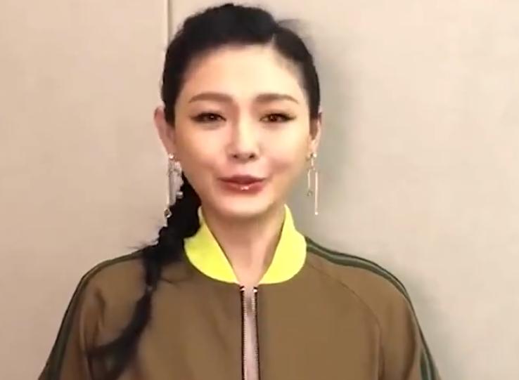 不得不说，
具俊晔这波赢麻了！
如今这么热的天气，他竟然顶着大太阳，给大s的雕塑