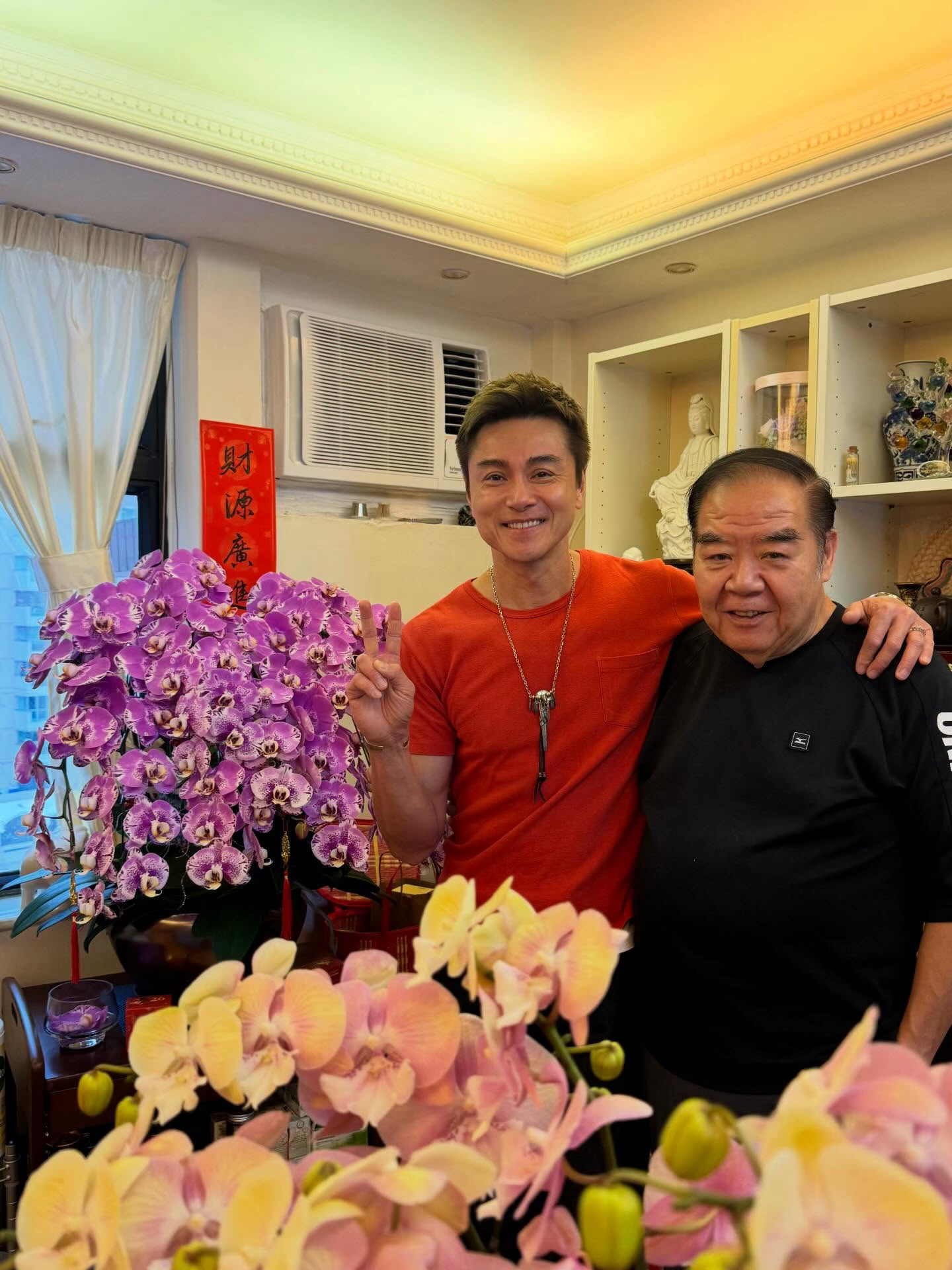 黄浩然一家给郑则仕拜年 