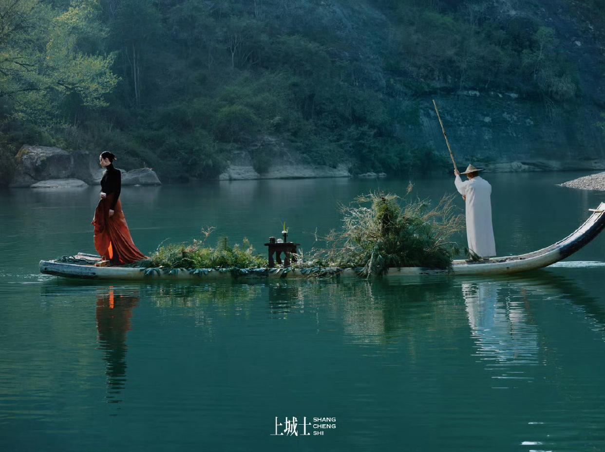 宋佳上城士这组图拍的漂亮，纵情山水间，自然果然是最棒的滤镜，陈漫镜头下的宋佳洒脱