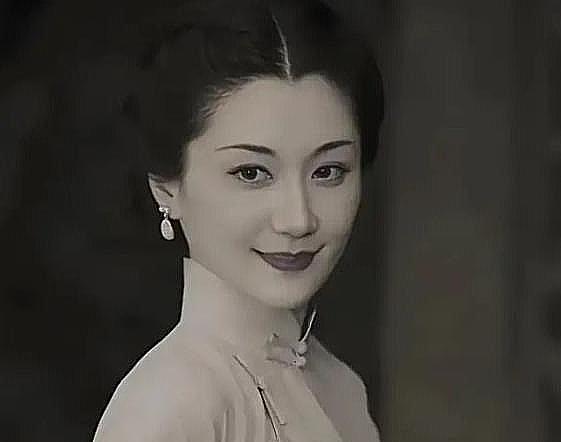 1930年，杜月笙的发妻沈月英，和表哥私会，云雨过后，她含泪嘱咐表哥：“你今天晚