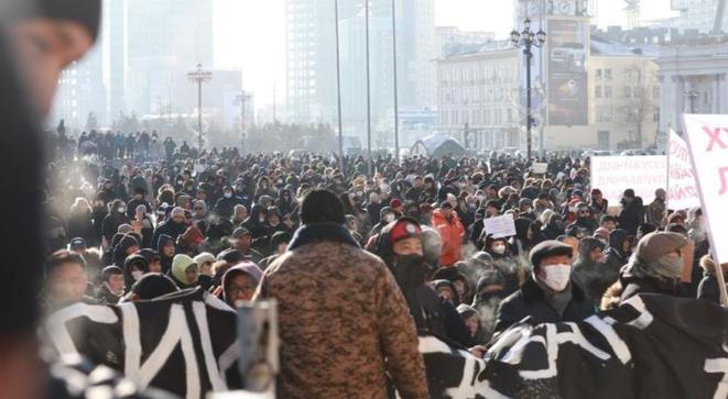 今年的蒙古国已经乱到没边了，首都乌兰巴托的街头全是抗议的人群，喊着要反腐、要活路