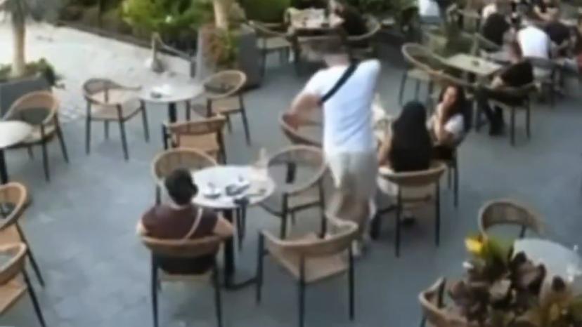 刺杀失败。阿尔巴尼亚一名50岁的男子想要复仇，于是他走上前去，拔枪指着目标的头部