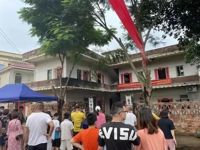 全红婵出名后老家热成网红打卡地，顾客整天络绎不绝。哥哥直播间拼命的进人，拼命的打