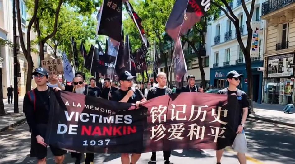 太震撼了！6月29日报道，巴黎街头出现了让所有中国人动容的一幕。几百名法国人和留