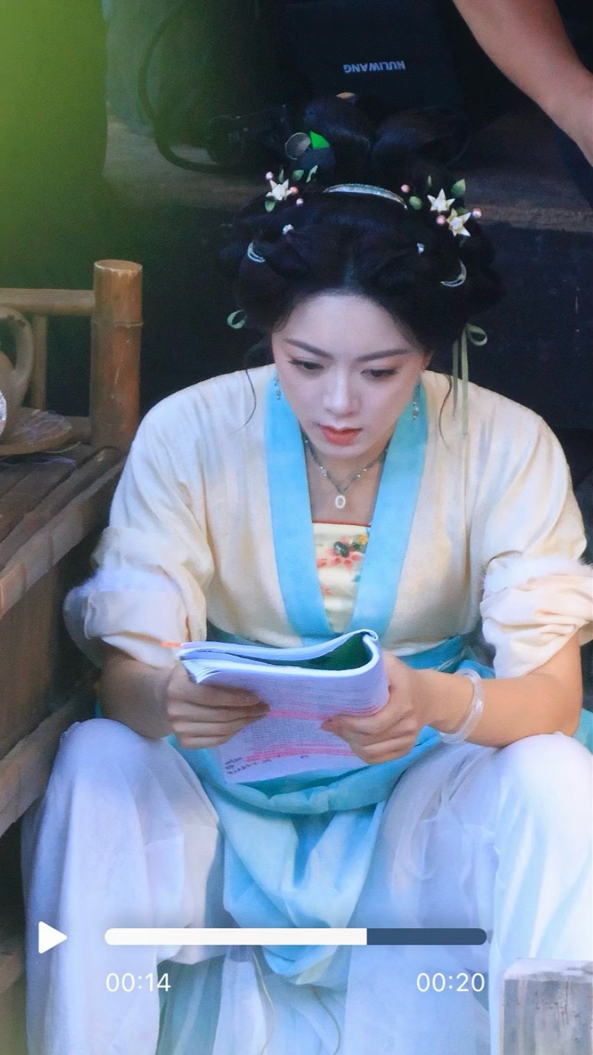 图一：“你怎么变成这样了”图二依旧翠平坐姿一念江南 ​​​