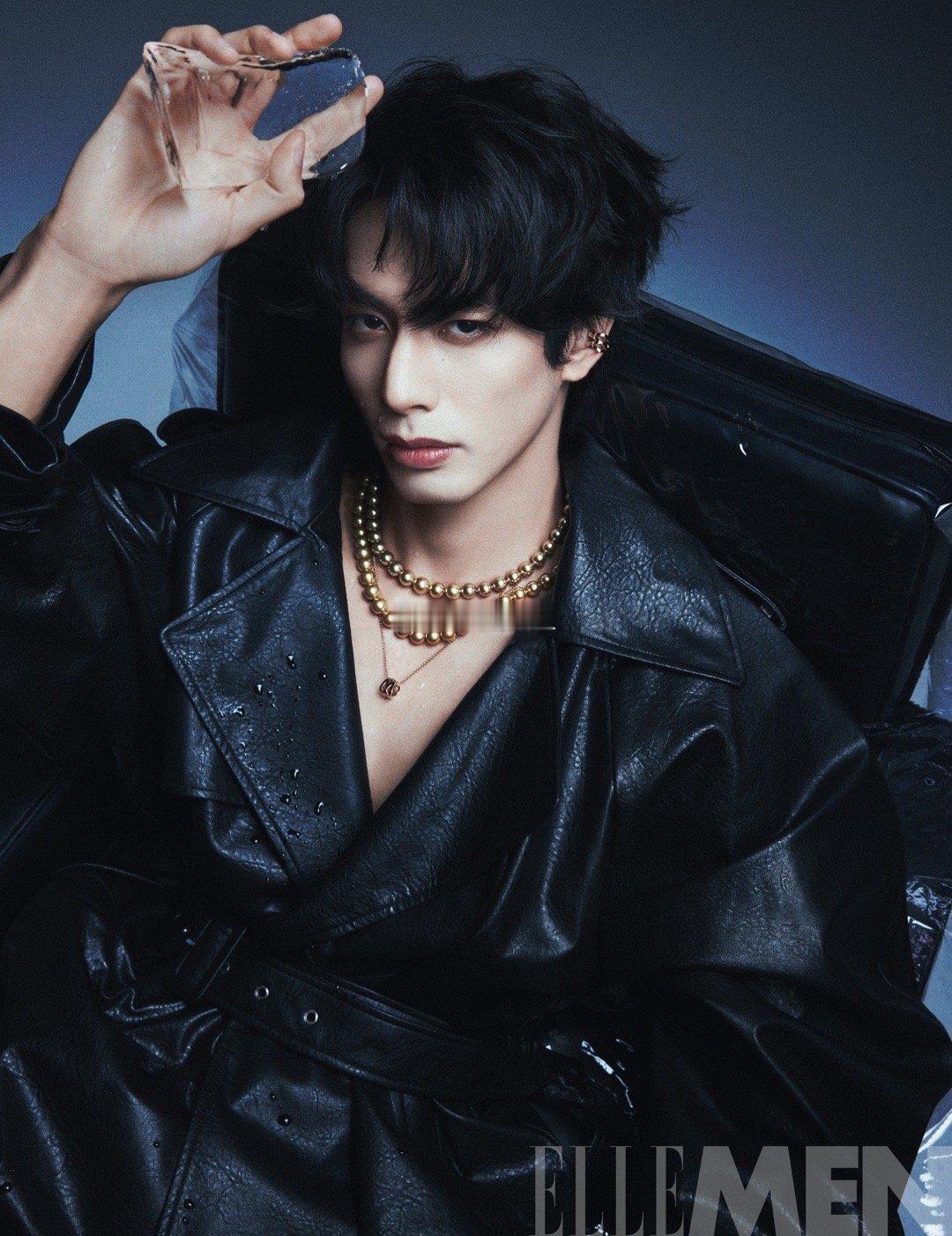 宋威龙✖️《ELLEMEN》闭年刊封面🦋服装：GUCCI 黑色露腰皮珠宝：MI