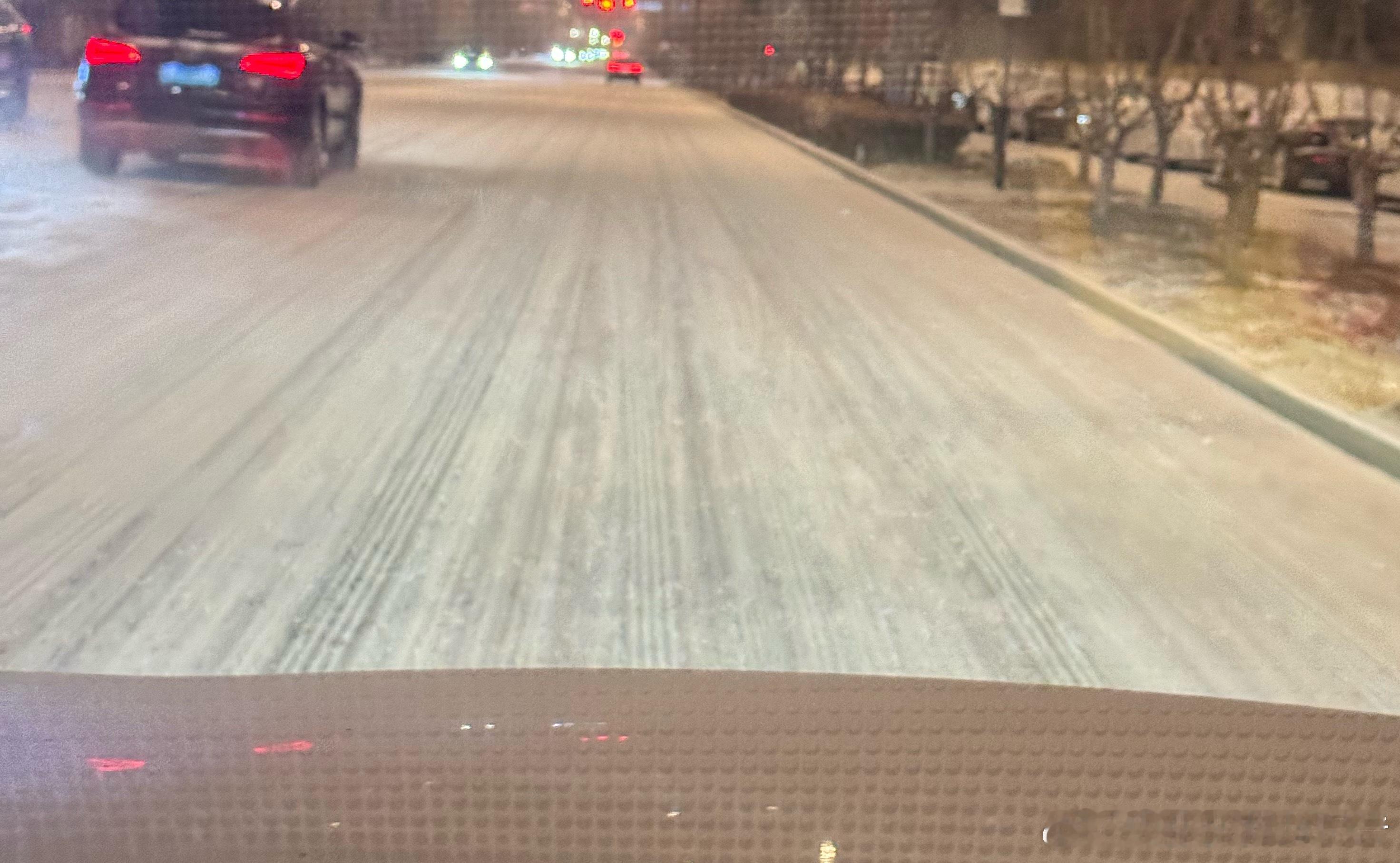 今天这个雪天气，开啥车都得慢点！我刚一出门就给我来了个原地掉头别开快车，慢慢嘎悠