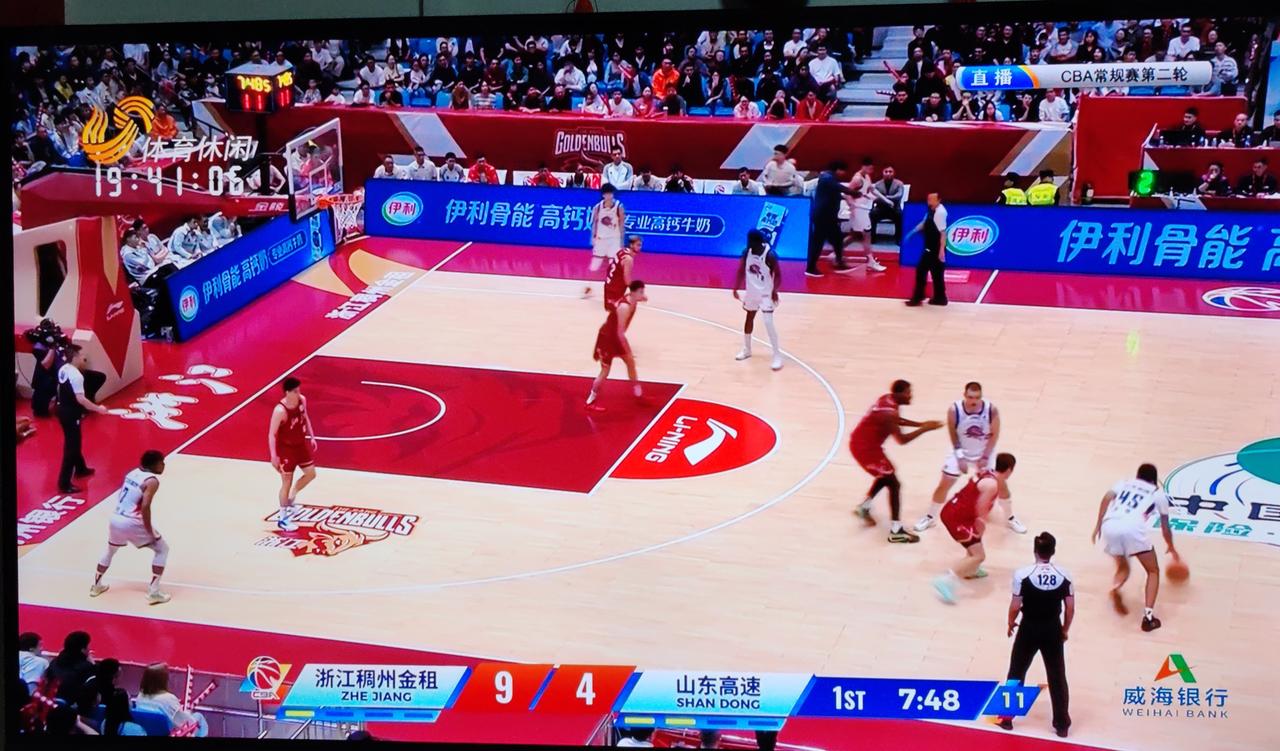 半场比赛结束，山东高速男篮以33：44落后浙江稠州男篮11分。
10月21日晚上