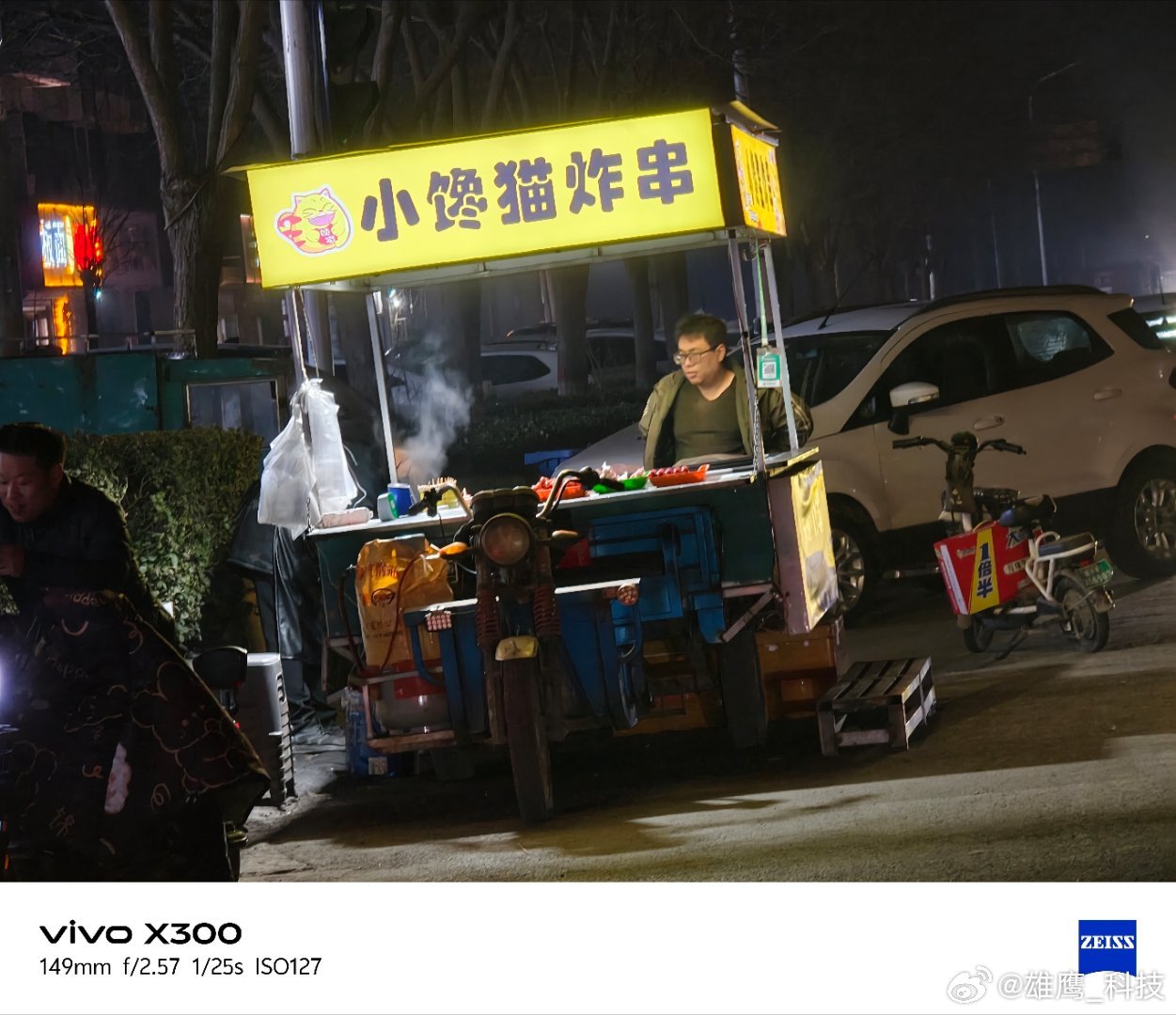 vivo 晚风轻拂，路灯下的小姑娘，粉色的外套显得格外亮眼；竹影摇曳，晕染出温柔