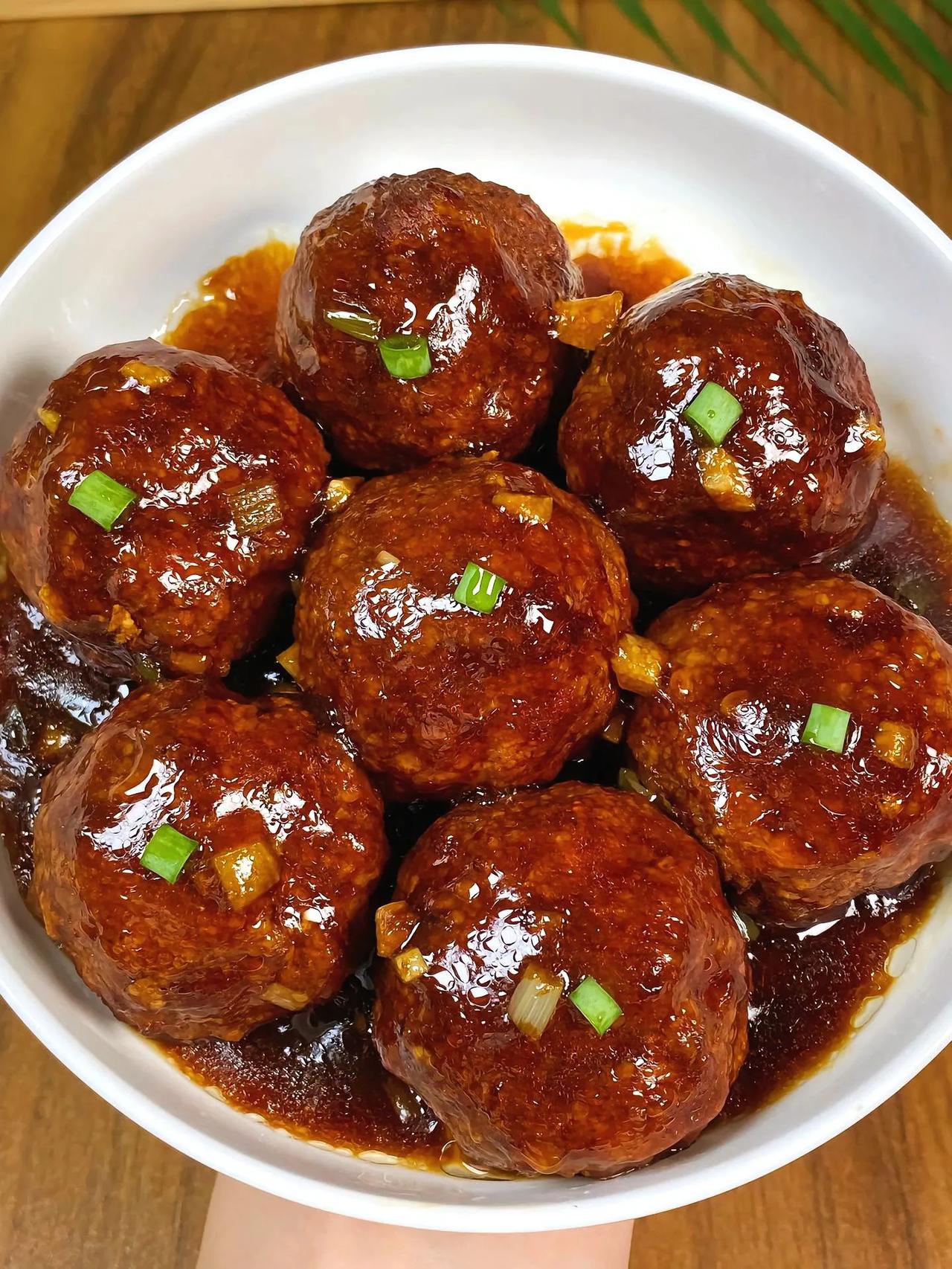 呜呜呜，这也太好吃了吧!
       红烧狮子头，简单容易上手，外焦里嫩，味道