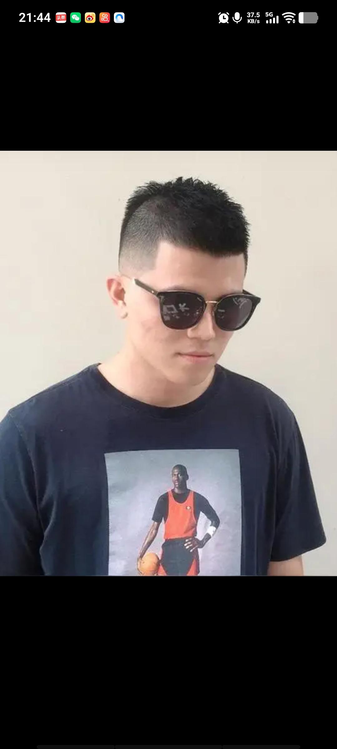 朋友是公务员，工作已满30年，按规定可以申请提前退休，但退休金会大打折扣，少拿2