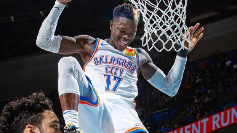 在这场充满激情与悬念的比赛中，勇士队凭借库里那记关键三分球稳住了军心，最终击败了