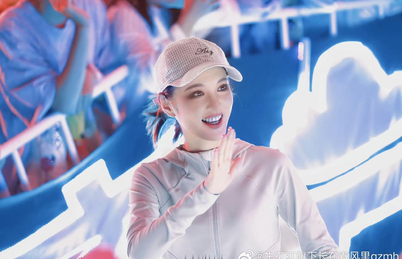 ☁️李云霄九斤姑娘 ☁️李云霄
每次看到你在台上发光，我都觉得特别感动[捂嘴哭]