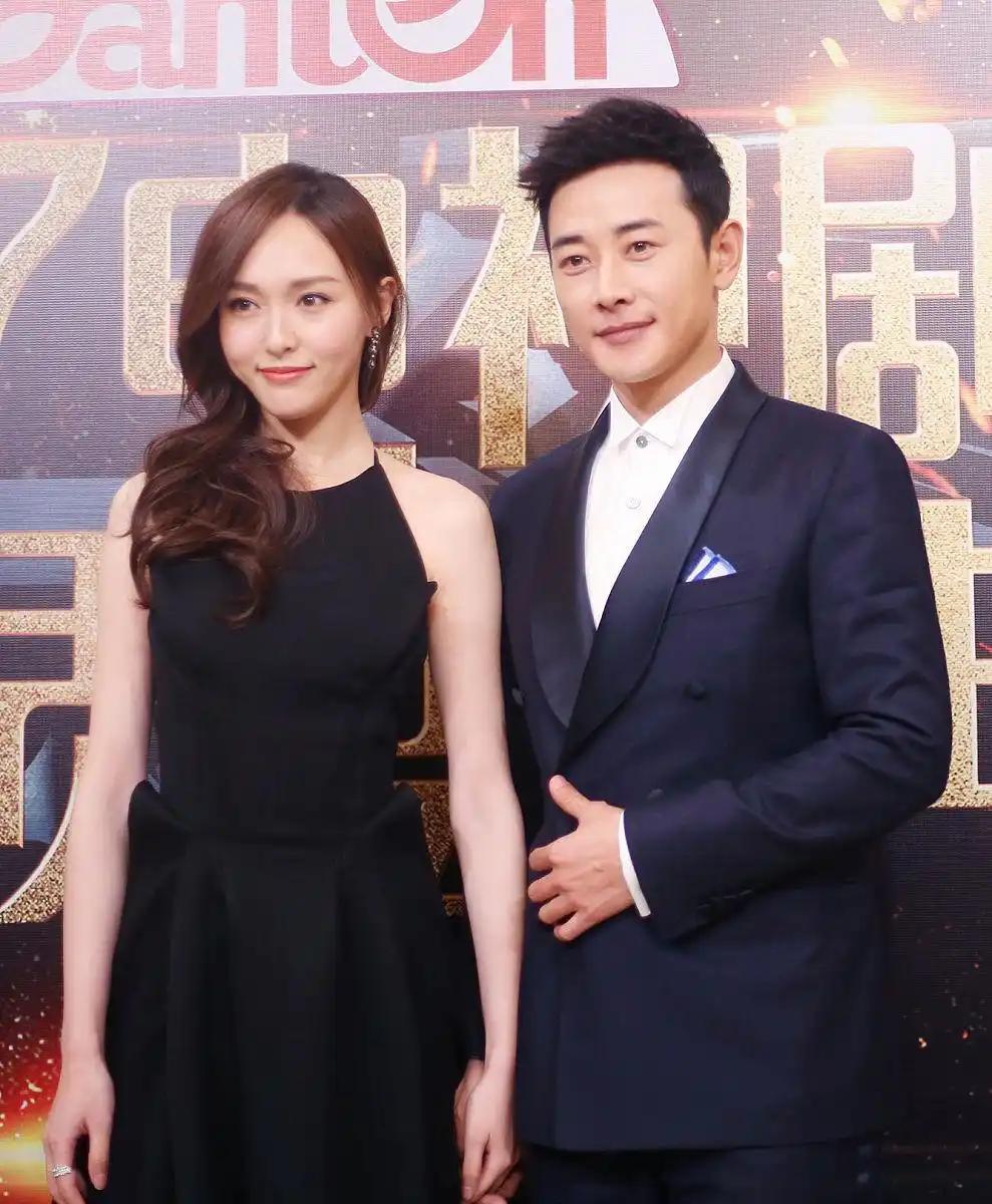 罗晋唐嫣葬礼同框打脸谣言，分居真相曝光太戳心。明星的隐私为何总被肆意窥探？
前阵