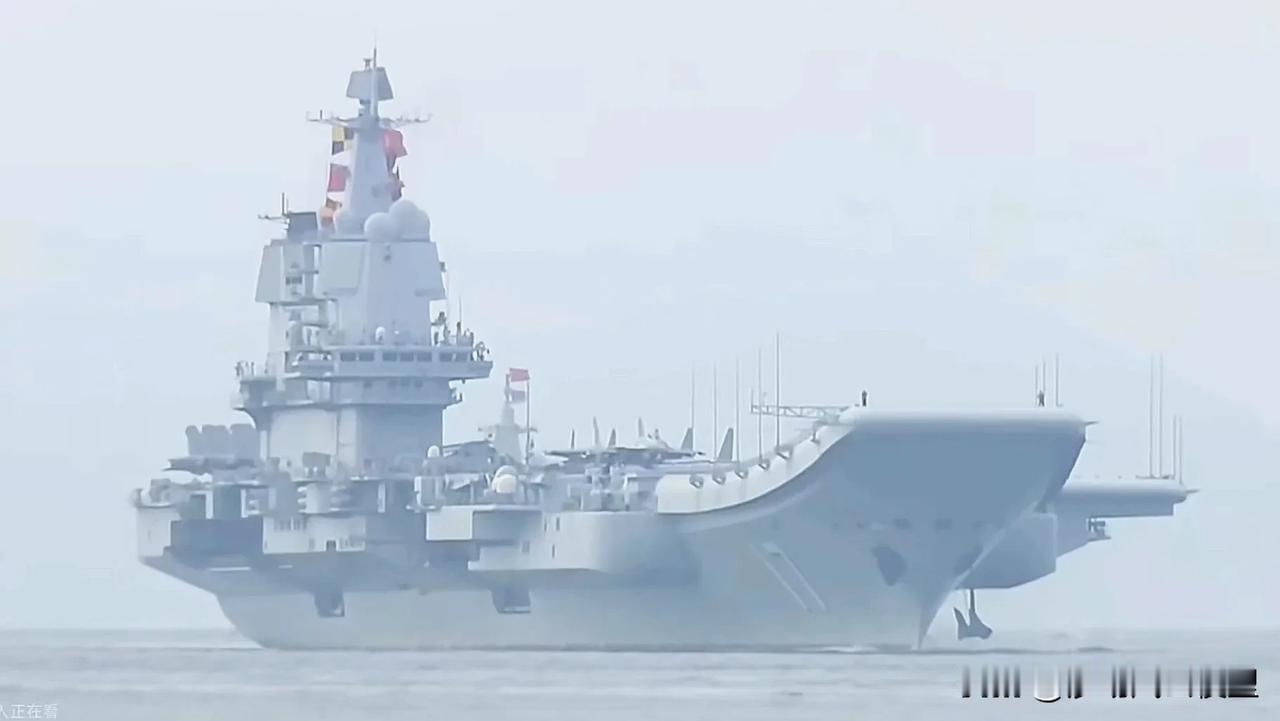 雄伟壮观的山东舰！这是香港市民拍摄的山东舰抵达香港的镜头。就在香港回归28周年的