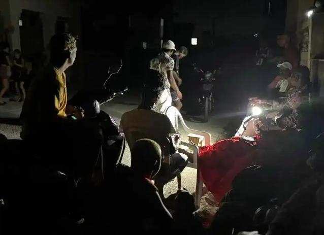 这次是往死里逼古巴的节奏，今年1月底美国直接下了死命令，谁敢给古巴卖石油，就对谁