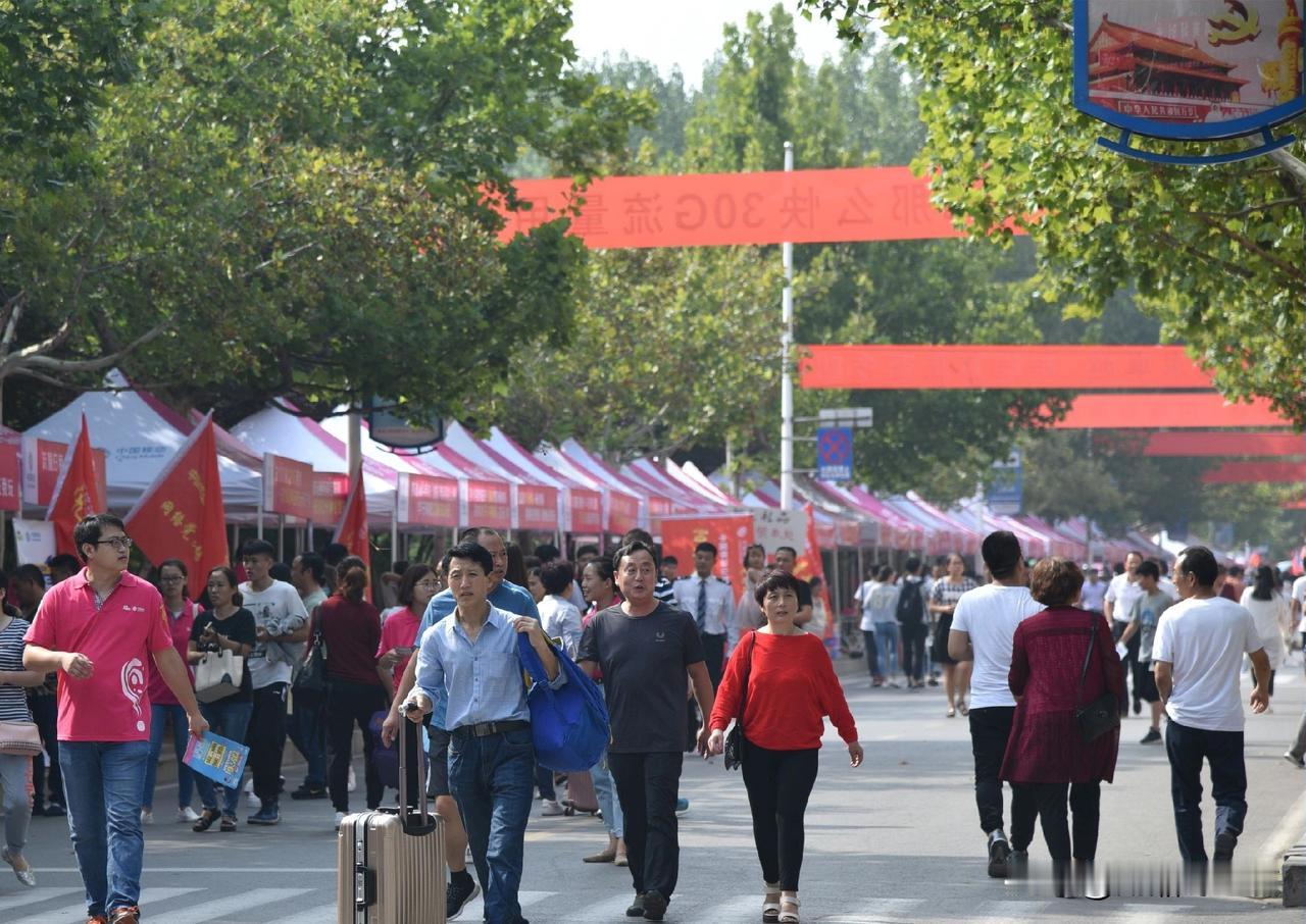 别吐槽家长送孩子上大学！开学季悄悄变身文旅消费黄金季，配套跟上了吗？
 

又到