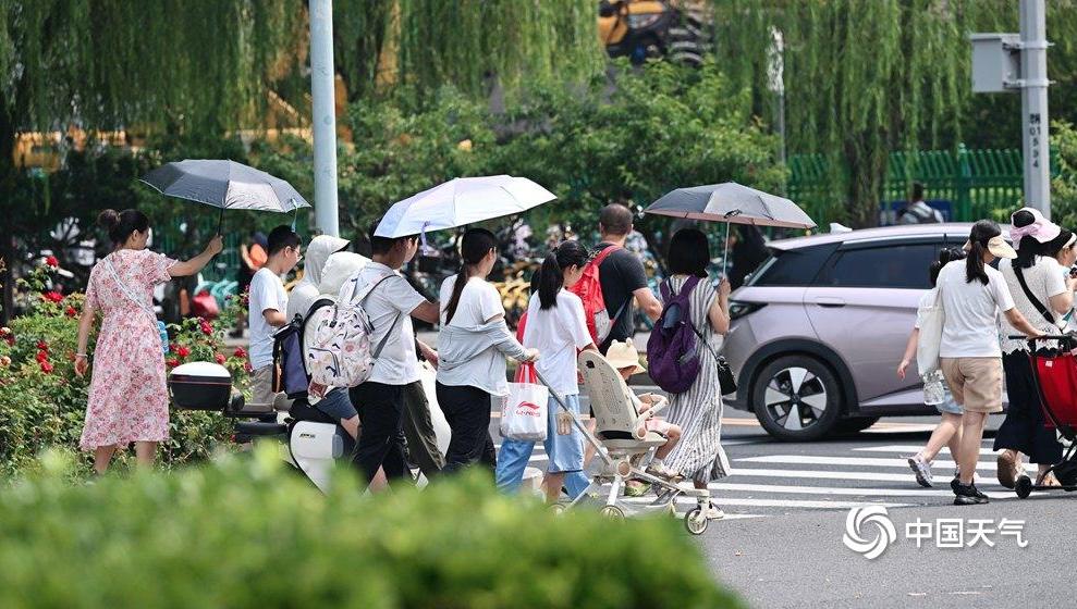 好多人天天守着天气预报，就盼着下场大雨降降温。今天跟大家说句大实话：千万别盼雨解
