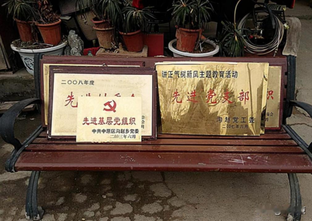 [微笑]在郑州的繁华市区中间有一个老旧宅院，曾有人出价上亿开发这块地，但主人却没