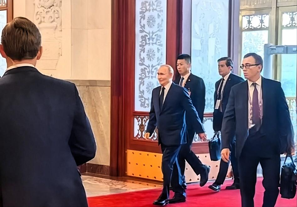 个人较佩服普京，但我想说的是，今天普京在世界上还有这么大的画面，真的是离不开中国