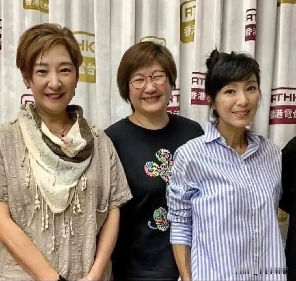 看看这三姐妹，
认识她们的，绝对不年轻了
话说左边二位好像双胞胎！
明星的旧照片