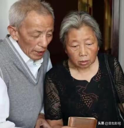 2013年，61岁的知青刘宝华重返米脂县，看望初恋马凤兰。意外发现，凤兰竟然给他