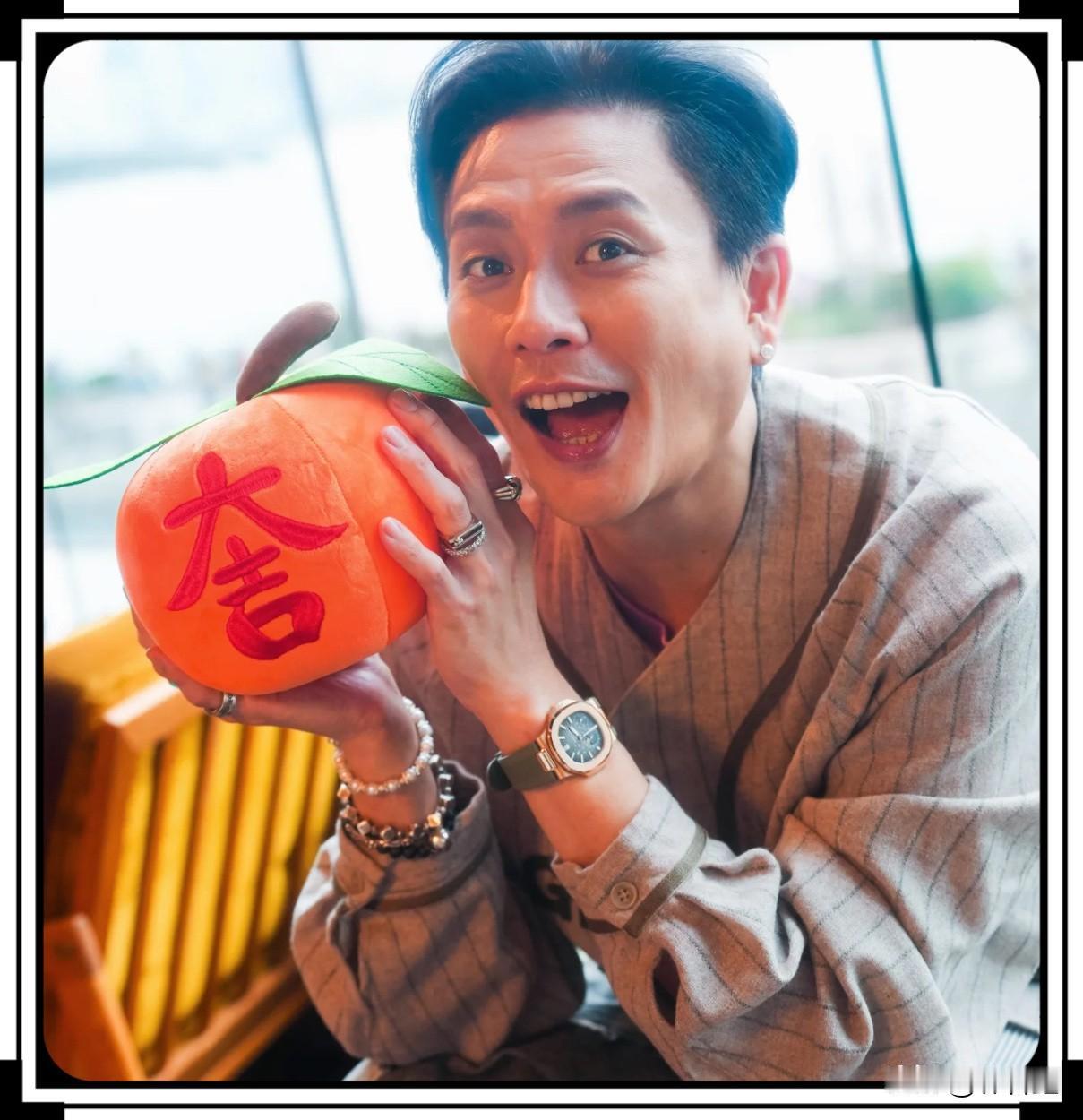 黄宗泽晒自拍给大家拜年，一身潮流穿搭，帅气十足，网友：“黄三岁”早点进组

TV