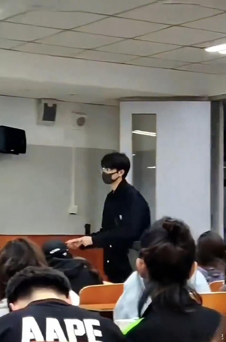 林一 暗恋的人成了闪闪发光的大明星 籍籍无名到男大学生变成了闪闪发光的大明星[开