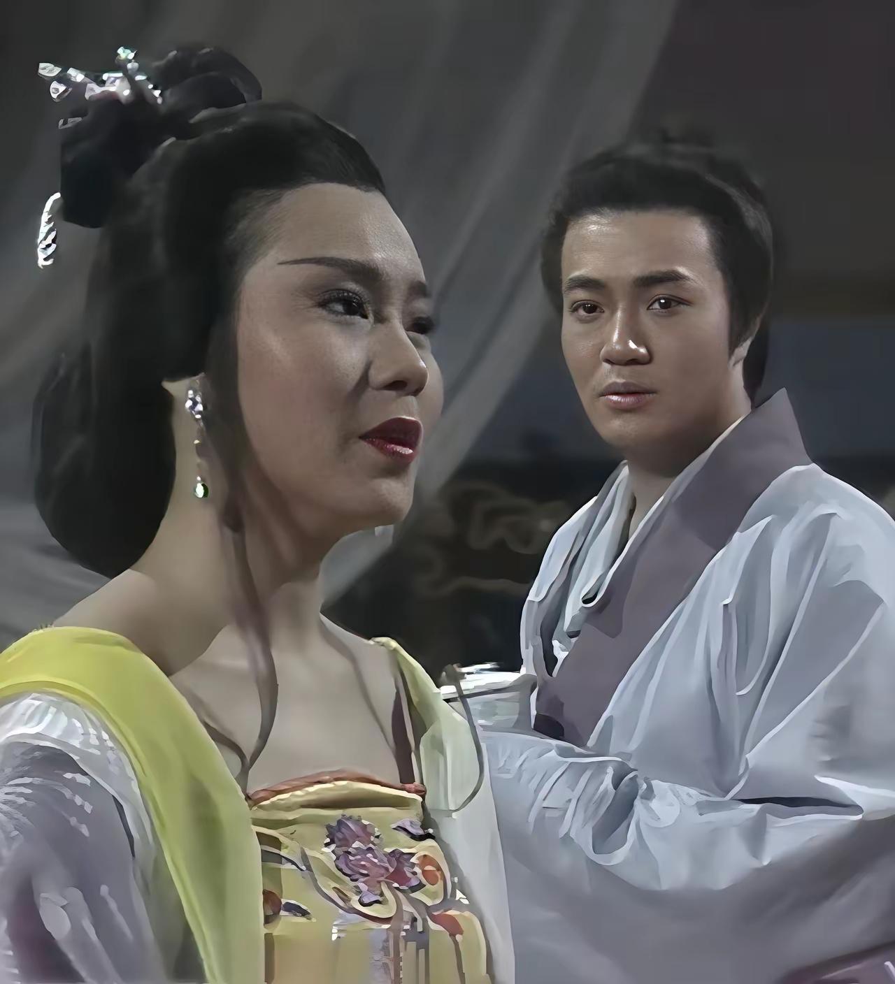 原来，演员魏秋桦是这么有风情，这么的有女人味啊。这样的熟女气质简直是让异性无法招