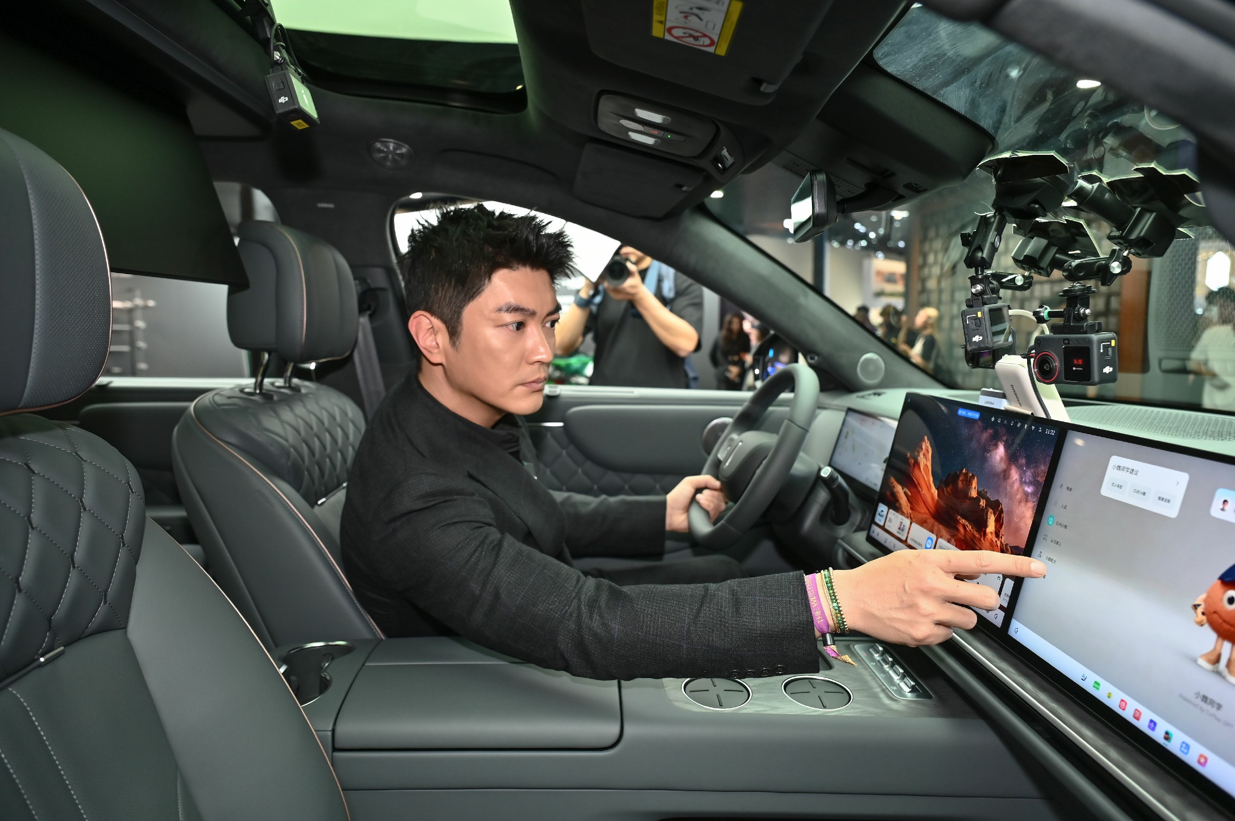 在北京车展期间，我们的魏牌V9X迎来了首位明星车主 ——杜江和霍思燕夫妇！作为娱