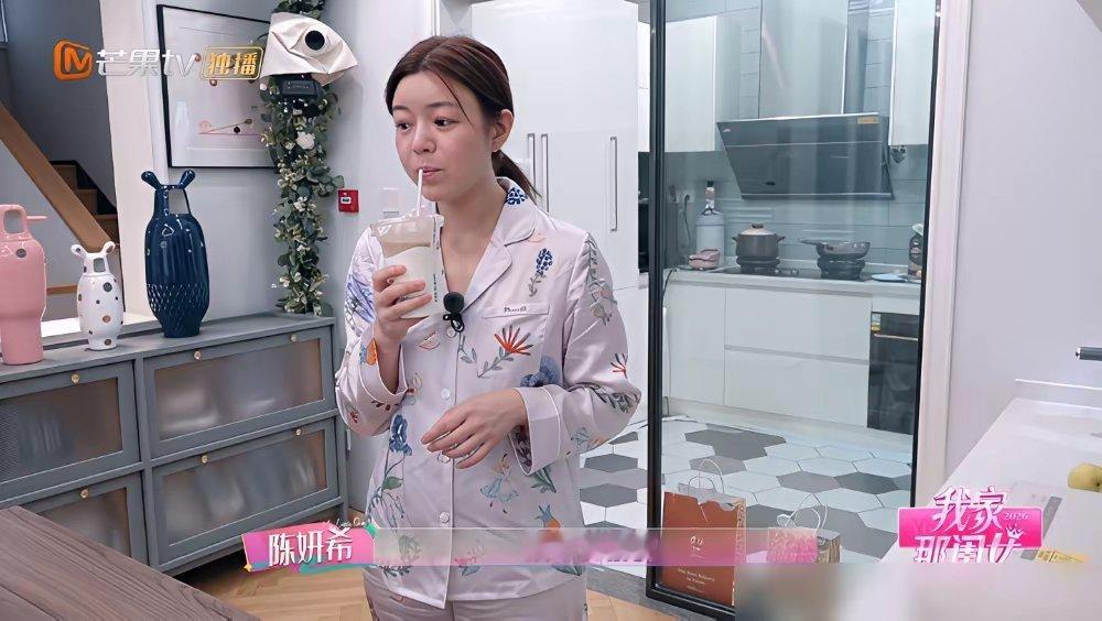 看了陈妍希的日常食谱，黄渤当场倒吸一口凉气。她吃饭立下四不规矩，不吃肉，不加盐，