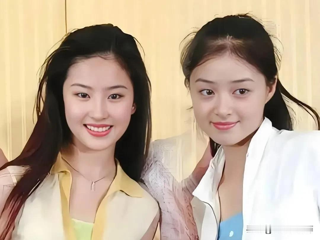 我怎么觉得，蒋欣比刘亦菲还要更漂亮呢？
真的太可爱了，脸蛋圆圆的，白里透红，大眼