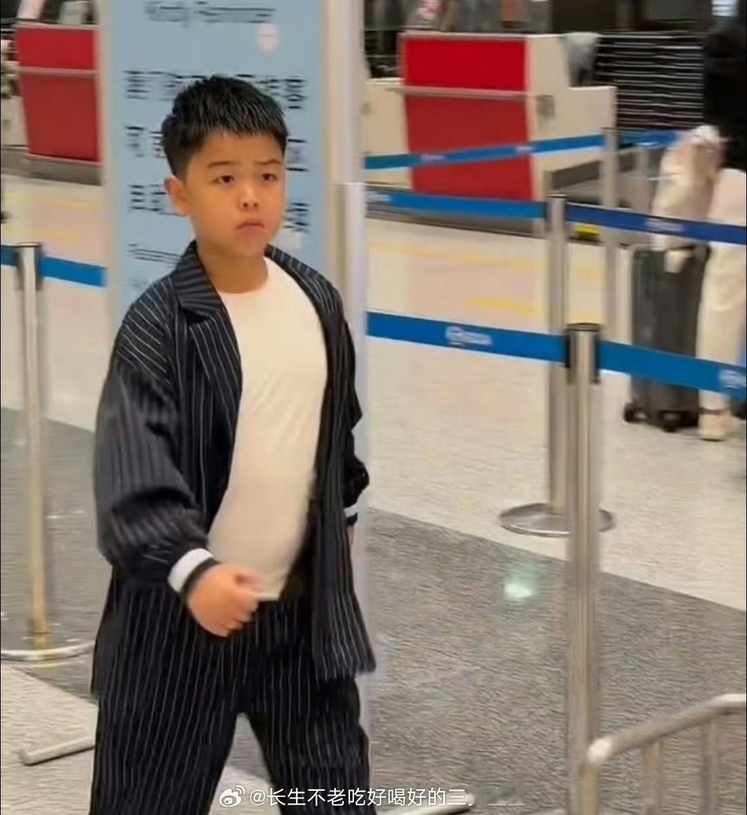 朵朵和陈思诚一模一样这大方自信的劲儿，爱了爱了！ ​​​