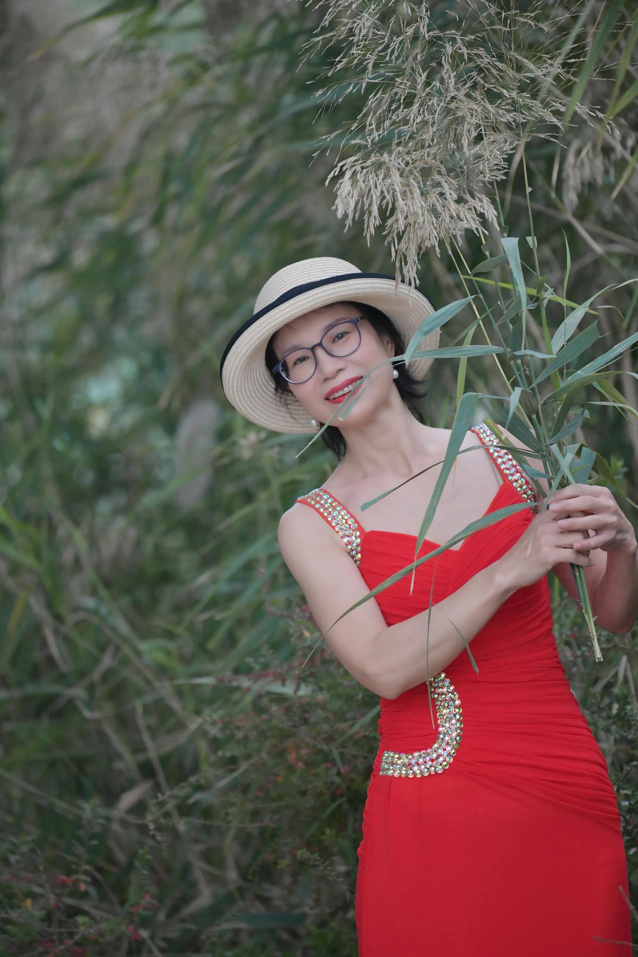 金秋时节的芦苇丛！#秋日美好韵味！# #美女加秋韵# #昨日公园美拍#