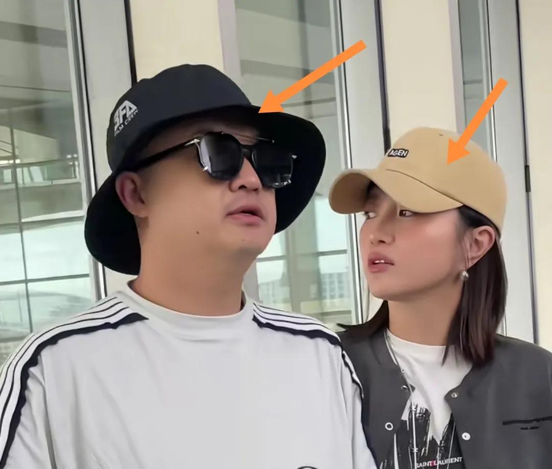包贝尔和包文婧大戴帽子出行。