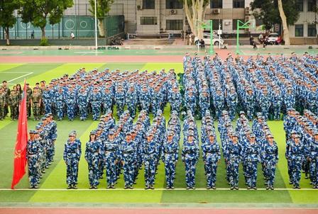 中国大学生军训刷屏外网，老外看傻了：这哪是新生开学？这不是特种兵训练吗？

不知