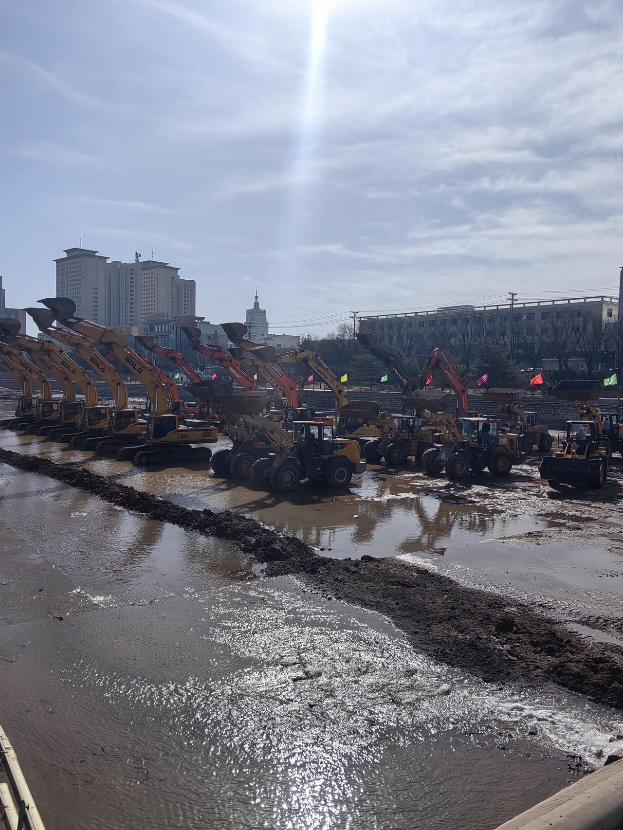 这阵仗怕是连河神都要被吓跑了。不过是治理和清理河道而已，犯不着如此大张旗鼓。桃河