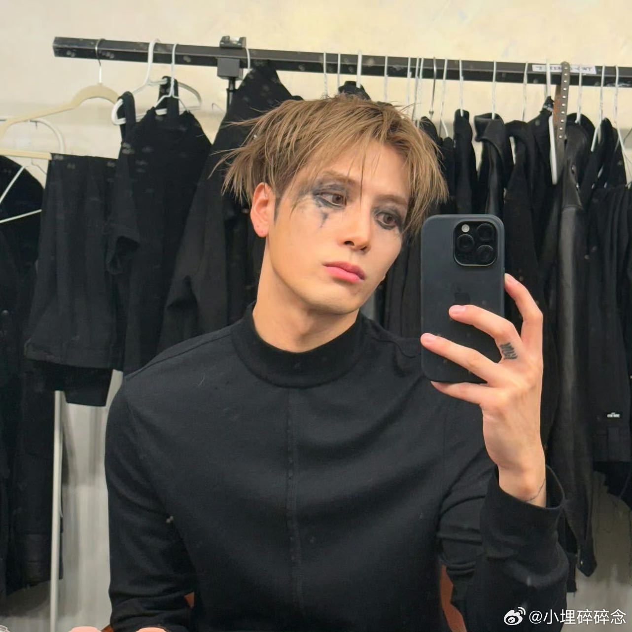 王嘉尔回复严浩翔Rapeter改编舞台 帮助《Buck》的改编舞台双向成就！严浩